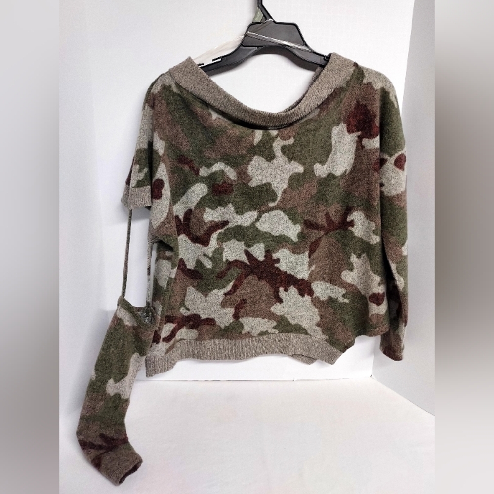 *UNIQUE* Women's WinWin Camouflage Soft Knit Sweater Asymmetrical Hem Size L